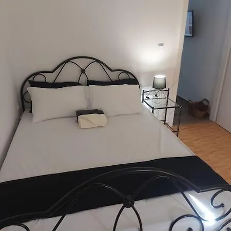 Houlia με δωρεάν χώρο στάθμευσης Stenies