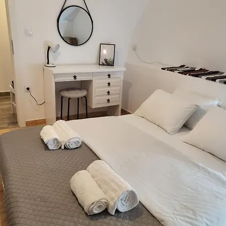 Houlia με δωρεάν χώρο στάθμευσης Steniaí